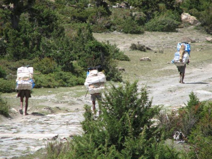 Porters on the way to Manang